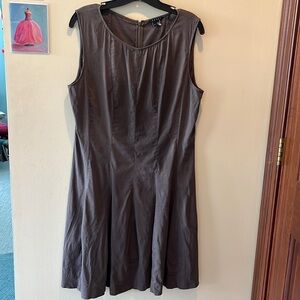 Theory  Linen blend vertically pleated dress Scoopneck  Dark taupe  Size 8   EUC